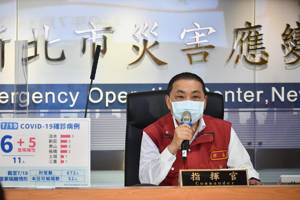 侯友宜說明，有關林口三井Outlet員工確診，市府已啟動企業快篩，安排3200位員工今明2天進行篩檢。 圖：新北市政府/提供
