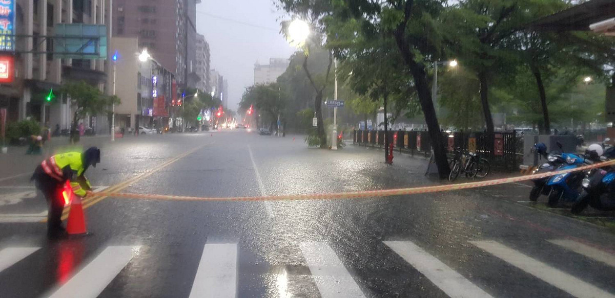 高雄多處道路積淹水封閉。 圖：高市水利局提供