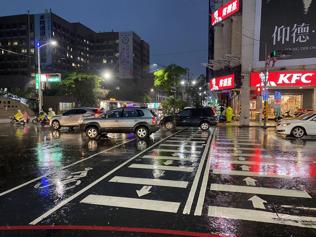 高雄強降雨一小時後退水，交通恢復正常。 圖：高市水利局提供