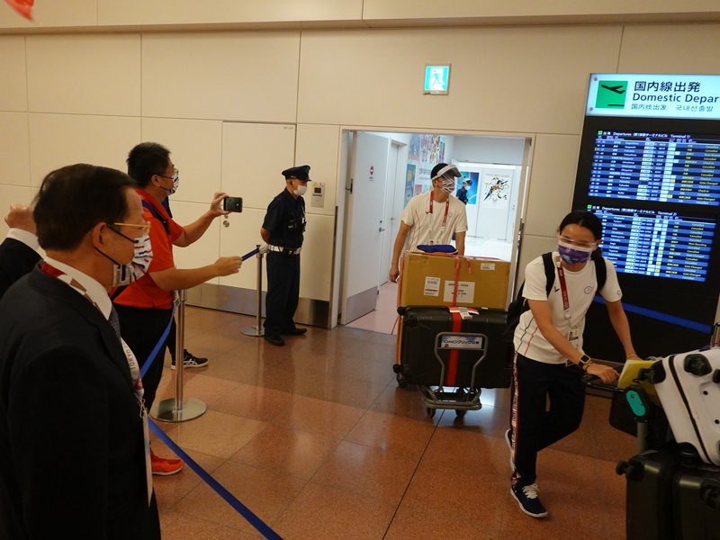 東京奧運23日開幕，中華代表團19日啟程赴日，傍晚抵達東京羽田機場，駐日代表謝長廷接機。圖為他歡迎代表團成員戴資穎等人抵達的情況。 圖：中央社提供