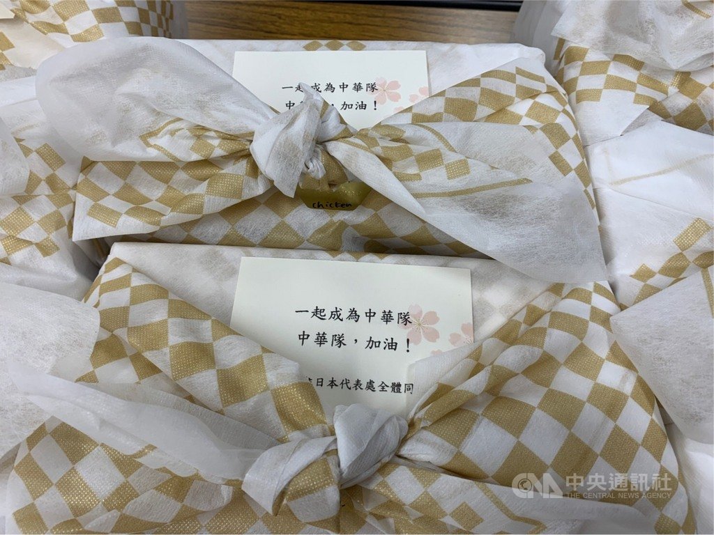 東京奧運23日開幕，中華代表團19日搭華航專機抵日。駐日代表謝長廷接機，疫情期間無法宴客聚餐，謝長廷為團員備妥便當。 圖：中央社提供