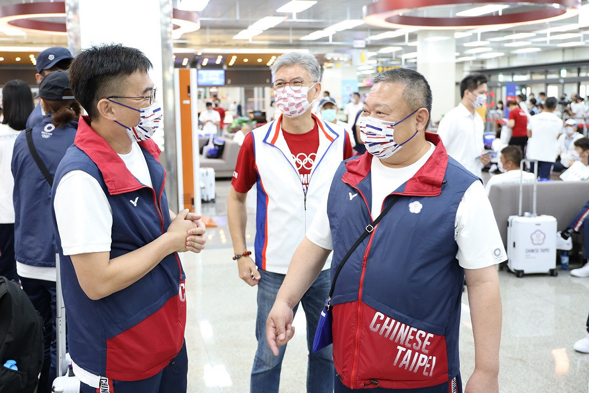 中華奧林匹克委員會林鴻道主席(右) 圖:中華奧會臉書