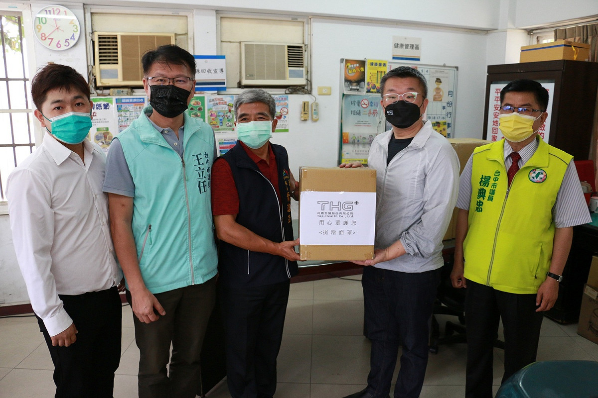 蔡其昌偕同兆鼎生醫、台中市議員王立任、楊典忠共同捐贈口罩及防疫面罩給台中市清水、梧棲、沙鹿三區清潔隊。