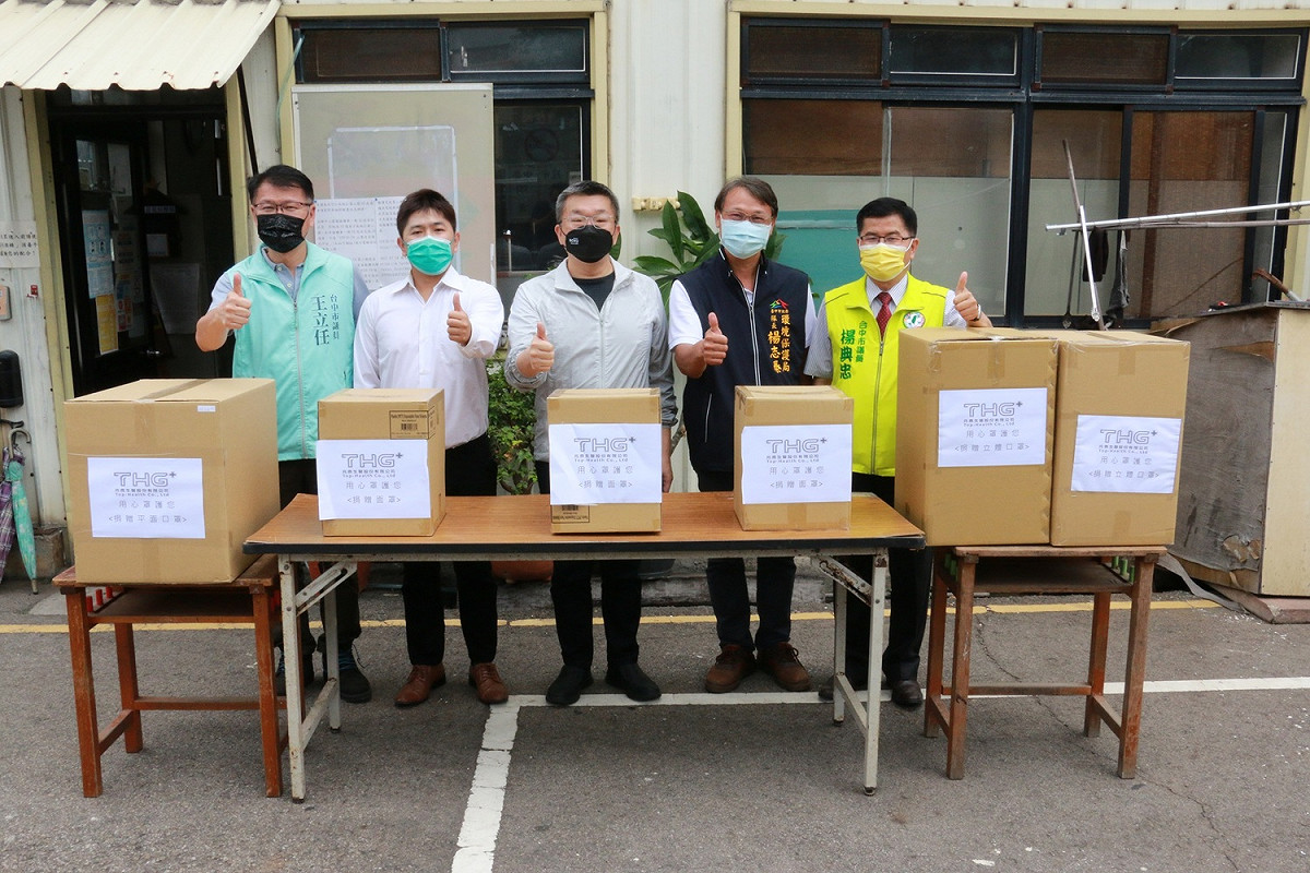 蔡其昌偕同兆鼎生醫、台中市議員王立任、楊典忠共同捐贈口罩及防疫面罩給台中市清水、梧棲、沙鹿三區清潔隊。
