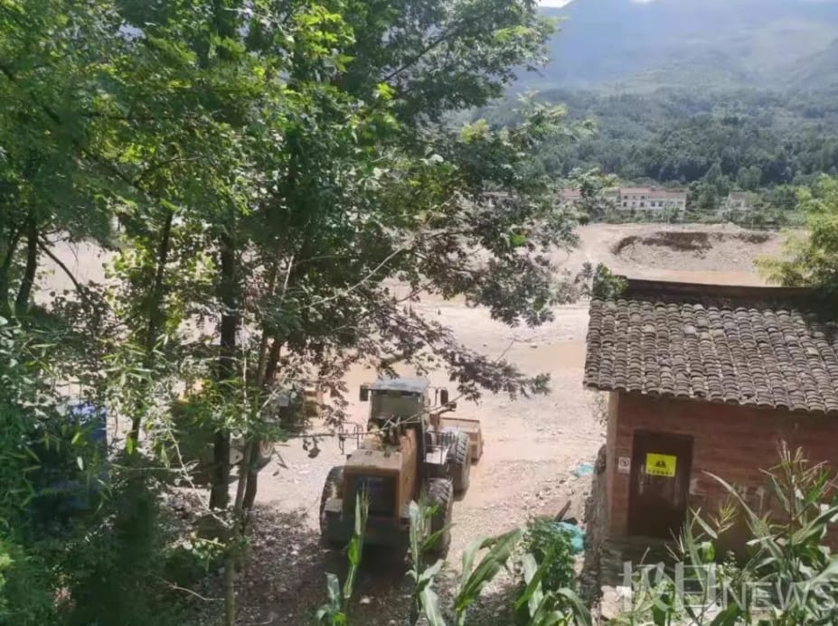 中國陝西發生殺人命案，黃姓嫌犯以裝載機輾壓楊姓夫婦。 圖 : 翻攝自騰訊網