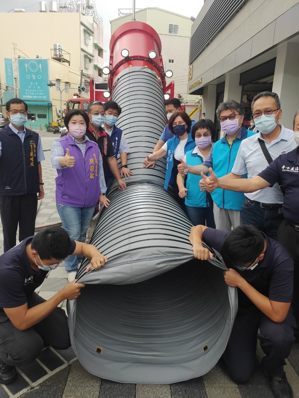 8位國民黨籍市議員見證「國雄號」排煙救災車啟用。 國民黨團/提供