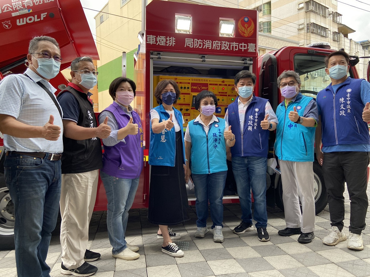 8位國民黨籍市議員見證「國雄號」排煙救災車啟用。 國民黨團/提供