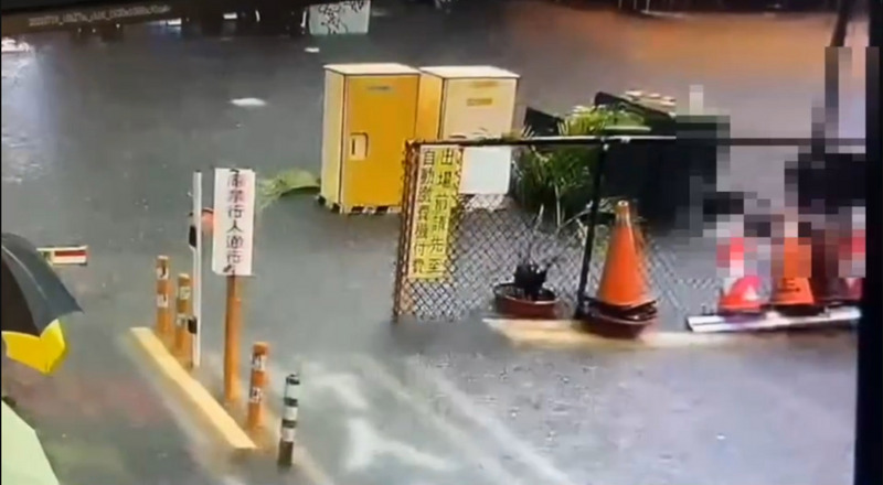 高姓女子冒雨涉水疑似觸電，送醫急救仍不治。    圖：高市鳳山警分局提供