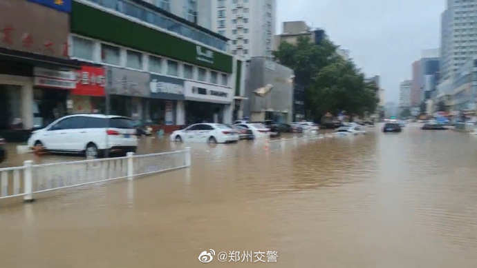 中國天氣網指出，河南的強降雨將減弱停歇，但今明兩天，河南的強降雨區將會和之前高度重合，山洪、地質災害風險都將進一步加劇，預報顯示，鄭州的陰雨天還將持續15天。 圖：翻攝 鄭州發佈 微博