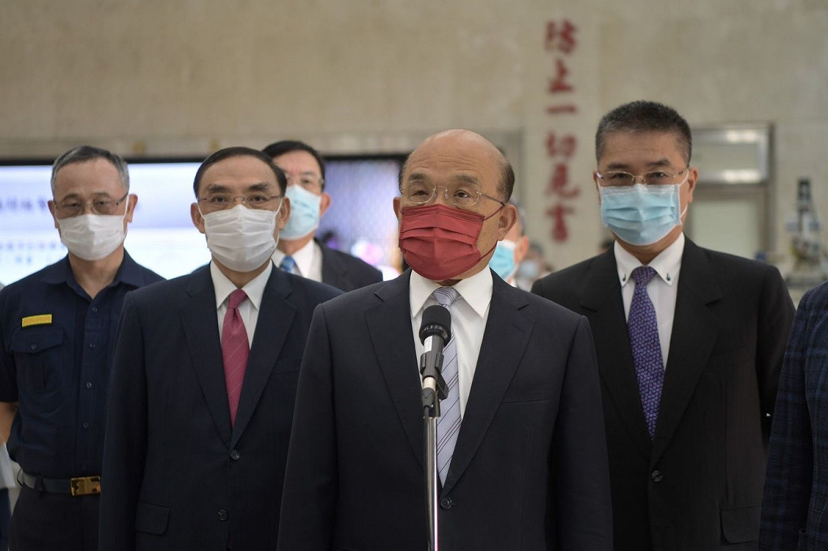行政院長蘇貞昌今（21）日出席內政部警政署刑事警察局掃黑緝毒記者會前受訪。 圖：行政院提供