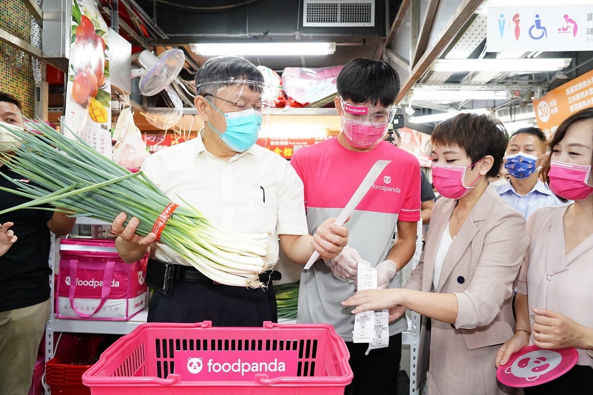 台北市長柯文哲視察市場攤商與外送平台合作狀況。 圖：台北市政府 / 提供