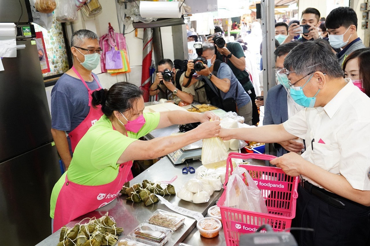 台北市長柯文哲視察市場攤商與外送平台合作狀況。 圖：台北市政府 / 提供