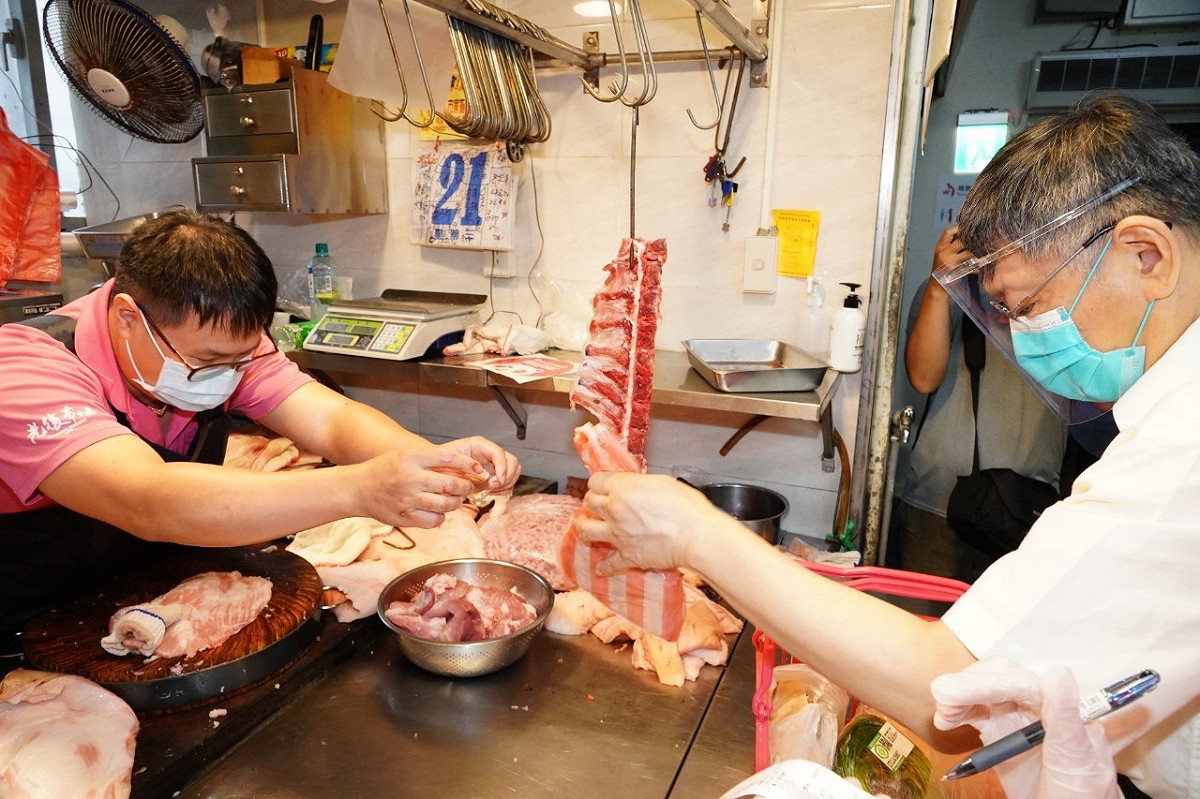 台北市長柯文哲視察市場攤商與外送平台合作狀況。 圖：台北市政府 / 提供