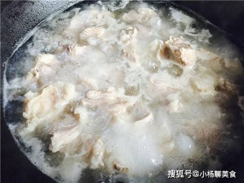 羊肉到底要怎麼去腥呢？搜狐美食專欄《小楊聊美食》近日就透露，燉羊肉加「蘿蔔」一起煮，味道將會很銷魂，不僅提鮮，還很營養。 圖：翻攝自《小楊聊美食》