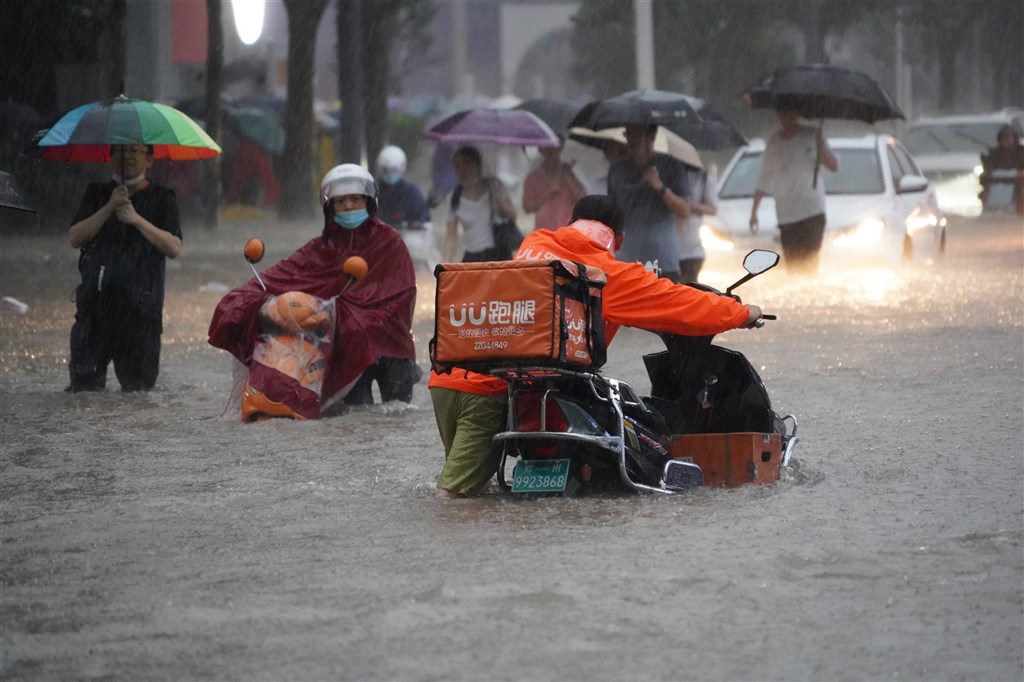河南鄭州暴雨，釀成嚴重災情。 圖 : 翻攝自中新社