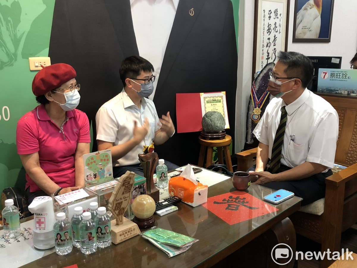 台南市議員蔡旺詮接受中華醫事科技大學調理保健技術系主任傅士豪和系友會陳情，探討爭取視障按摩師優先接種疫苗，並請政府提出具體的有條件解封指引，因應三級警戒降級後能配合中央政策及時復業。 圖：黃博郎／攝