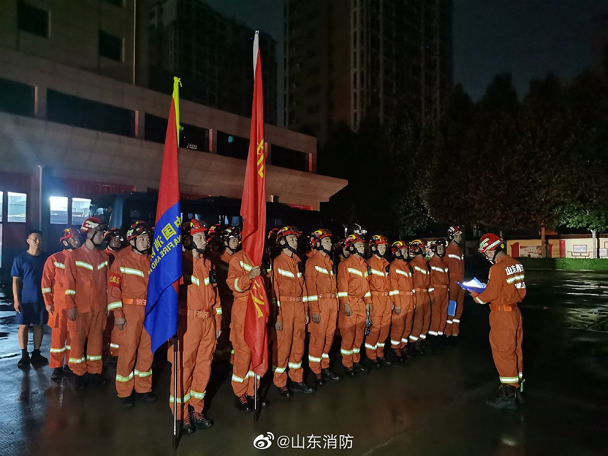 根據新華社報導，針對暴雨引發的災情，應急管理部連夜調派河北、山西、江蘇、安徽、江西、山東、湖北7省的水上救援專業隊伍前往鄭州救災。 圖：翻攝自人民日報臉書