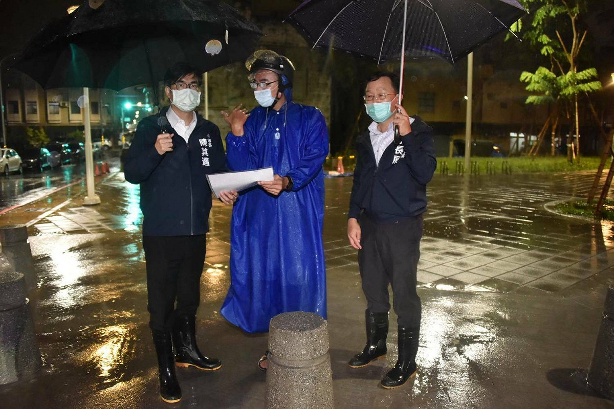 陳其邁(左)防疫之餘也抽空視察積淹水點。 圖：高雄市政府提供