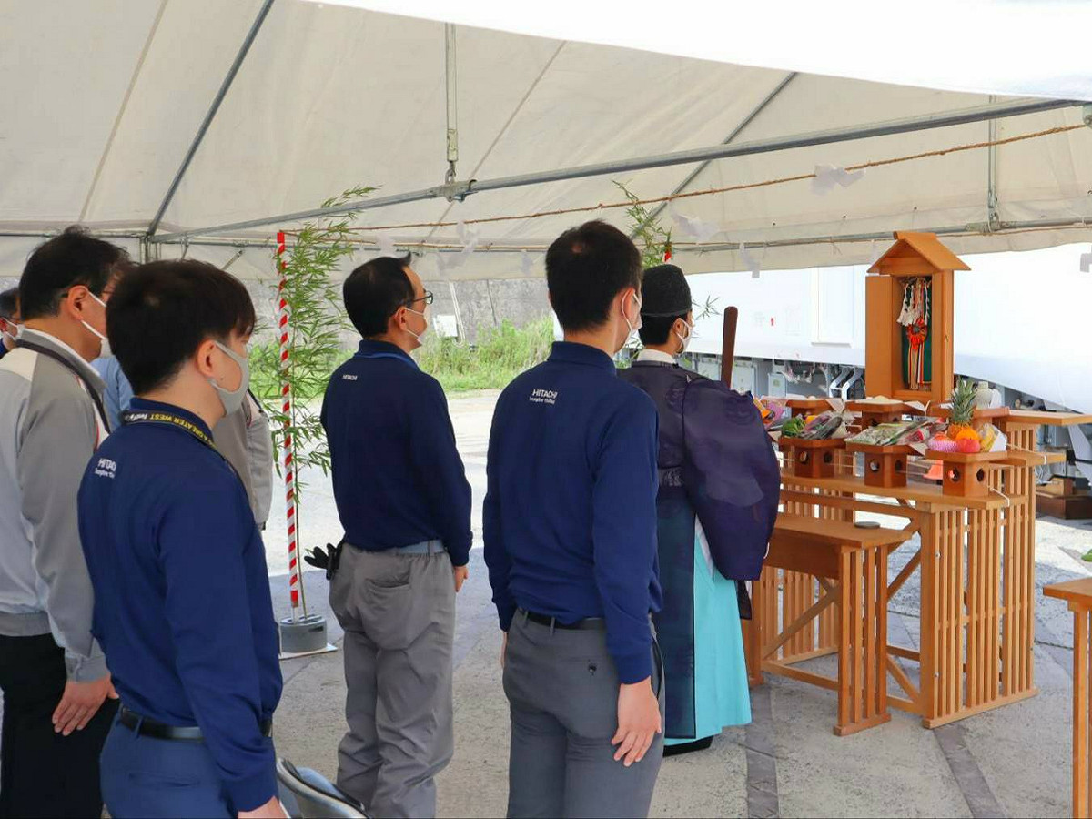 日立製造所於日本的山口縣下松市笠戶事業所為台鐵購買的第一列EMU3000新城際列車舉行出廠啟運前的「安全祈願」儀式。 圖：台鐵局提供