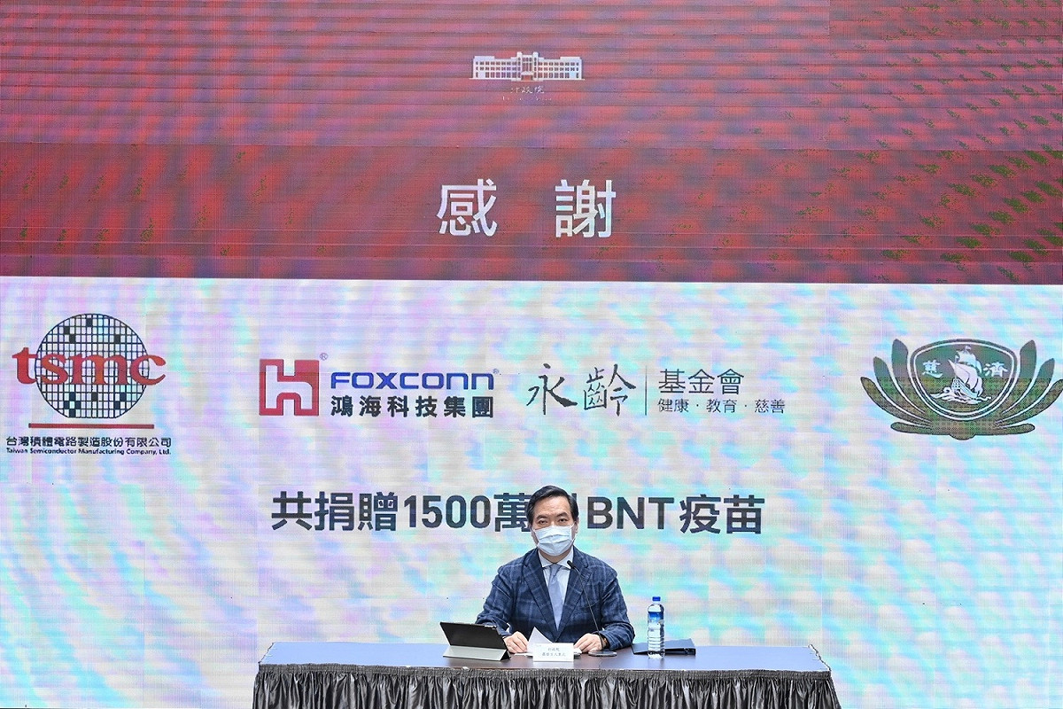 行政院發言人羅秉成今（21）天下午召開「BNT原廠疫苗捐贈專案-慈濟基金會專案進度說明」記者會。 圖：行政院提供