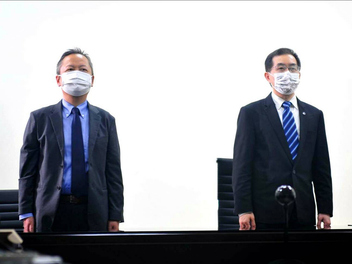 台鐵局副局長馮輝昇(右)、日立製作所鐵道事業群車輛系統本部渡辺誠本部長(左)線上參與「安全祈願」儀式。 圖：台鐵局提供