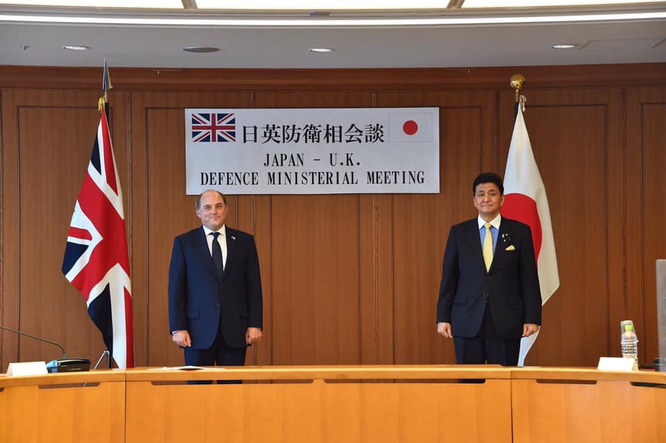 日本防衛大臣岸信夫昨天（20日）和英國國防大臣華勒斯在東京展開面對面會談。 圖：翻攝自日本防衛省臉書