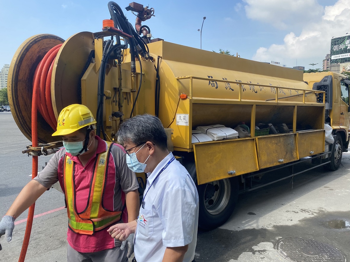 烟花來襲加強清溝 清溝達人：藍牙耳機、健保卡、鑰匙無奇不有