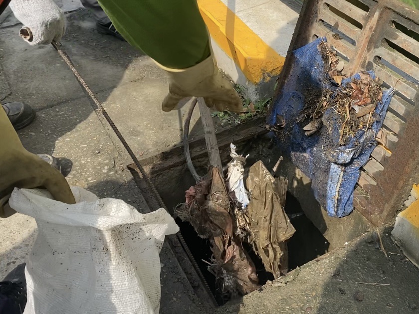 環保局加強清淤疏通作業。