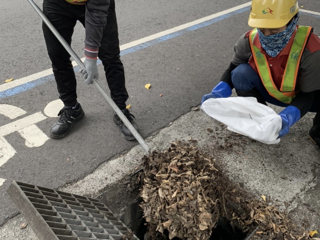 環保局加強清淤疏通作業。
