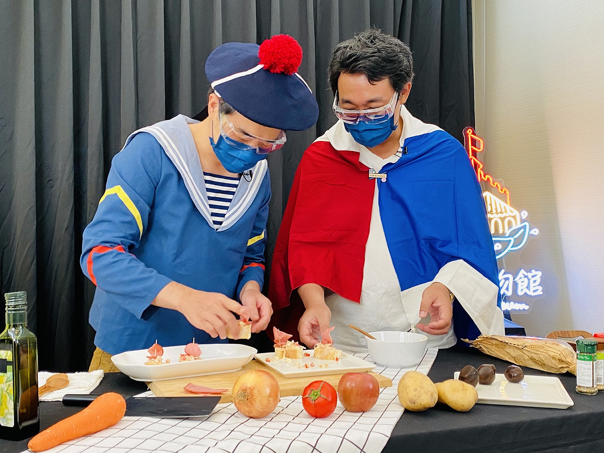 由淡古館員自導自演的創意料理影片，把微歷史融入美食中，服裝也經過巧妙地設計。 圖：新北市立淡水古蹟博物館提供