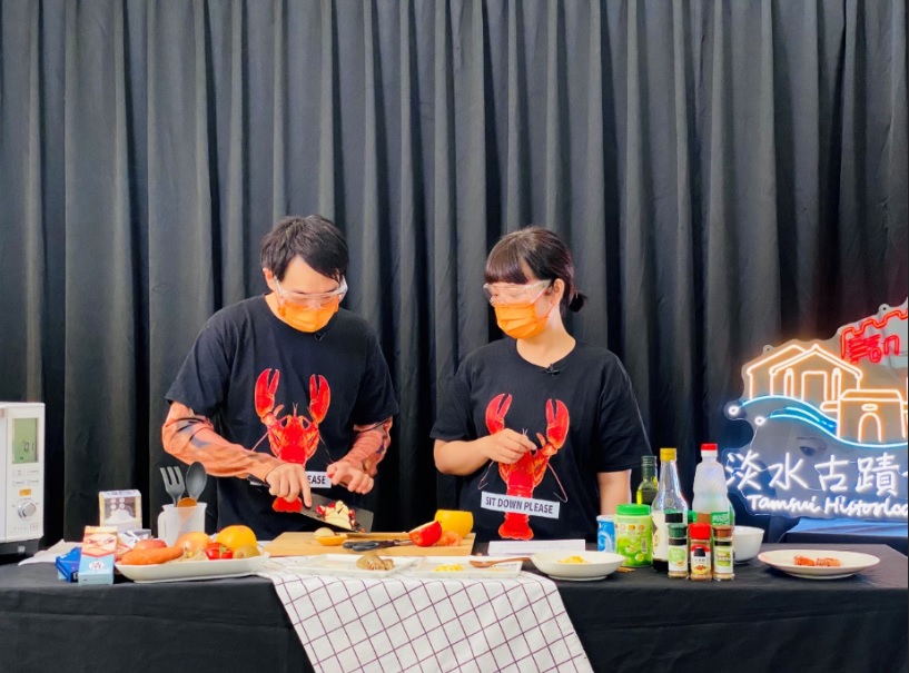 由淡古館員自導自演的創意料理影片，教大家用簡單的方式完成有微歷史的美食，寓「菜」於樂。 圖：新北市立淡水古蹟博物館提供