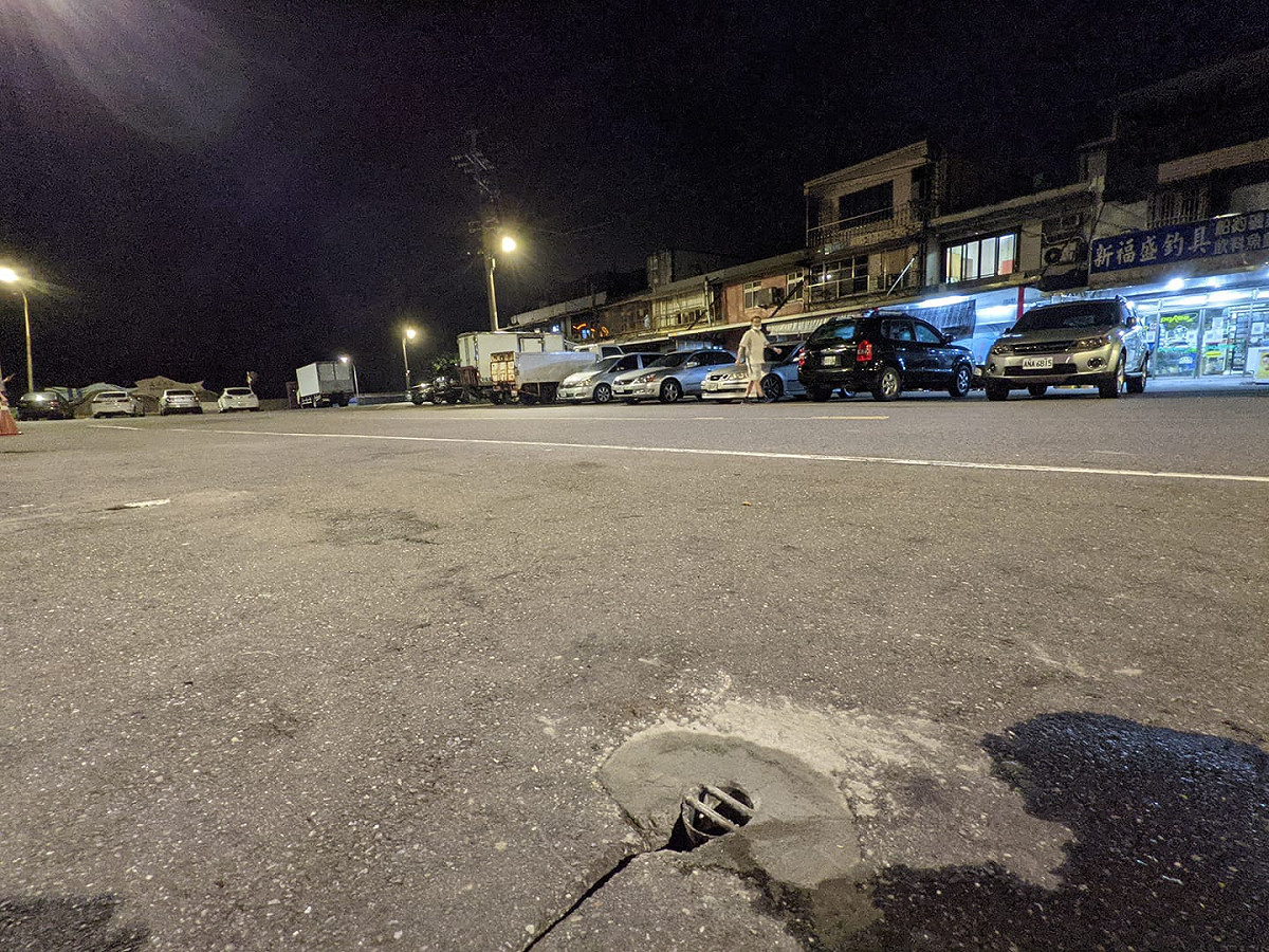 瑞芳區公所20日將馬路上的氣孔封上 圖:翻攝自瑞芳公共論壇