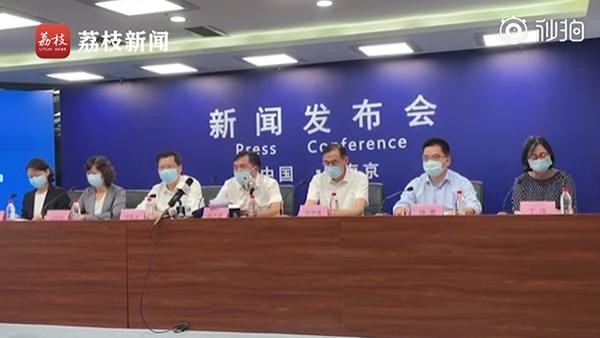 南京市官方指出，下一步將努力在短時間內對權勢人員進行核酸檢測，並表示南京民眾非必要禁止出城，離開者必須持有48小時內的核酸檢測陰性證明。 圖：翻攝自荔枝新聞