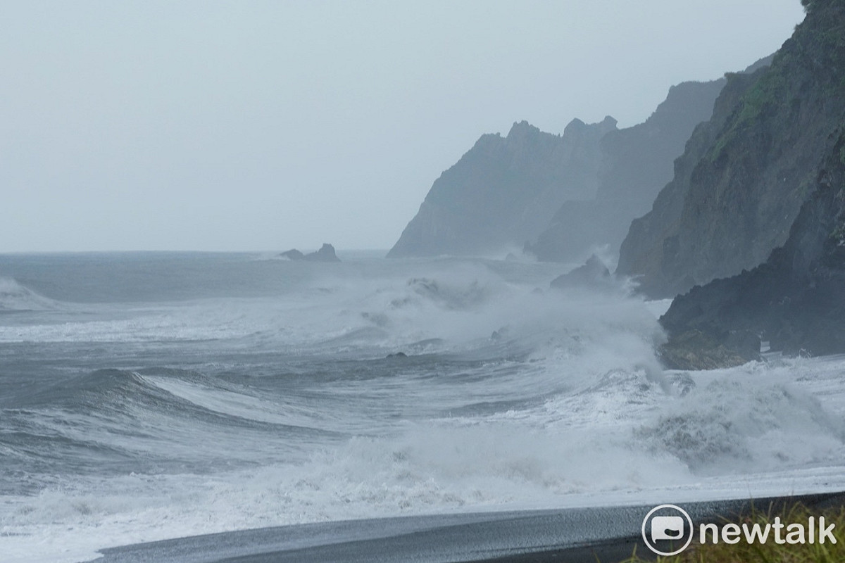 烟花颱風持續接近台灣，北北基宜地區雨勢明顯（圖為宜蘭南方澳內埤海灘）。 圖：張良一 / 攝