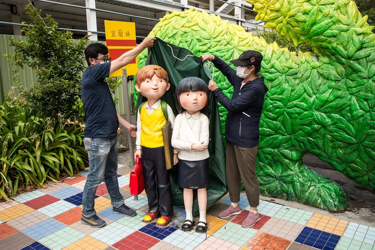 颱風烟花逼近，宜蘭縣政府今天啟動防颱措施，附近的幾米公園人偶裝置藝術以帆布覆蓋。 圖：擷取自林姿妙臉書