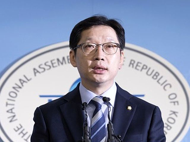 文在寅的心腹金慶洙，因涉嫌利用在選舉時用網路水軍製造假輿論，遭判刑2年。 圖 : 翻攝自新華網