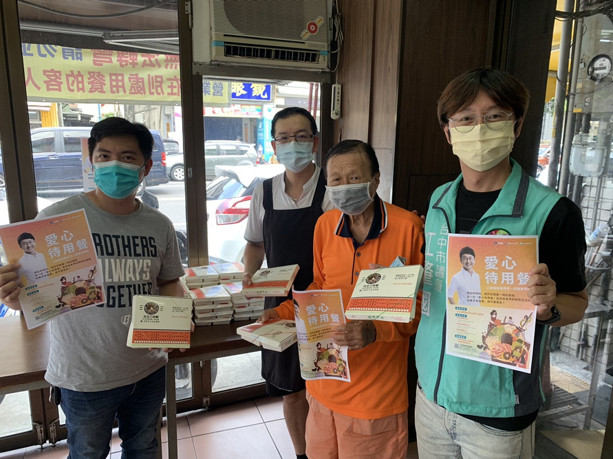 台中市議員江肇國（右）募集1500份愛心待用餐提供給有需要的人。 市議員江肇國/提供
