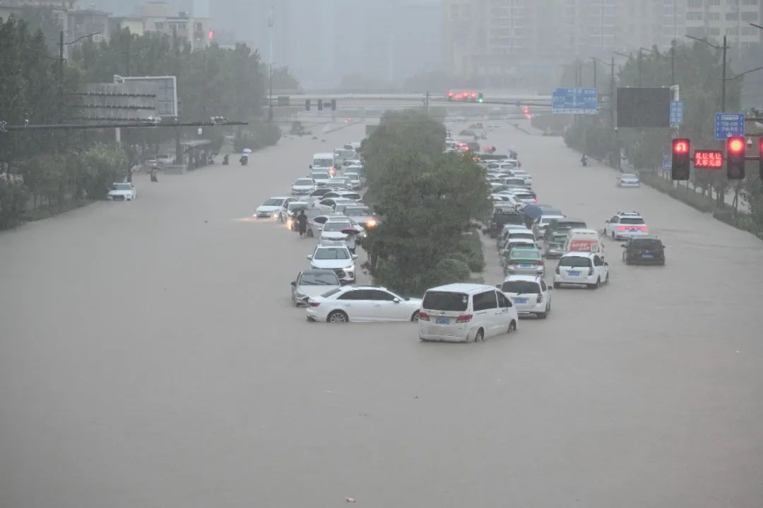 中國河南省近日遭遇極端暴雨侵襲，洪水淹沒多個城市。 圖：翻攝自微博