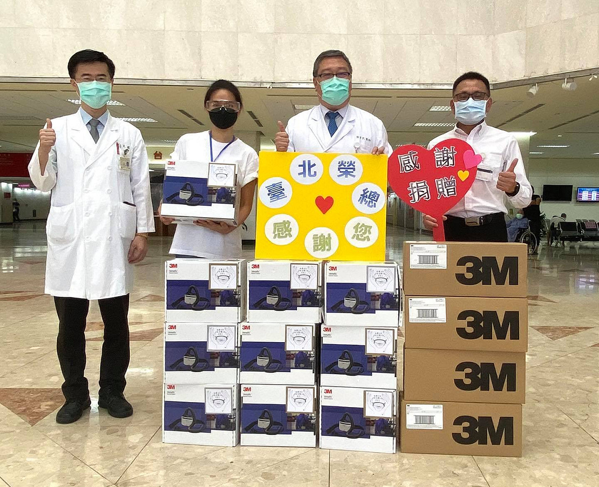 安以軒夫婦捐贈PAPR10組及頭罩20組等，由夏于喬協助派送。 圖：取自安以軒臉書。