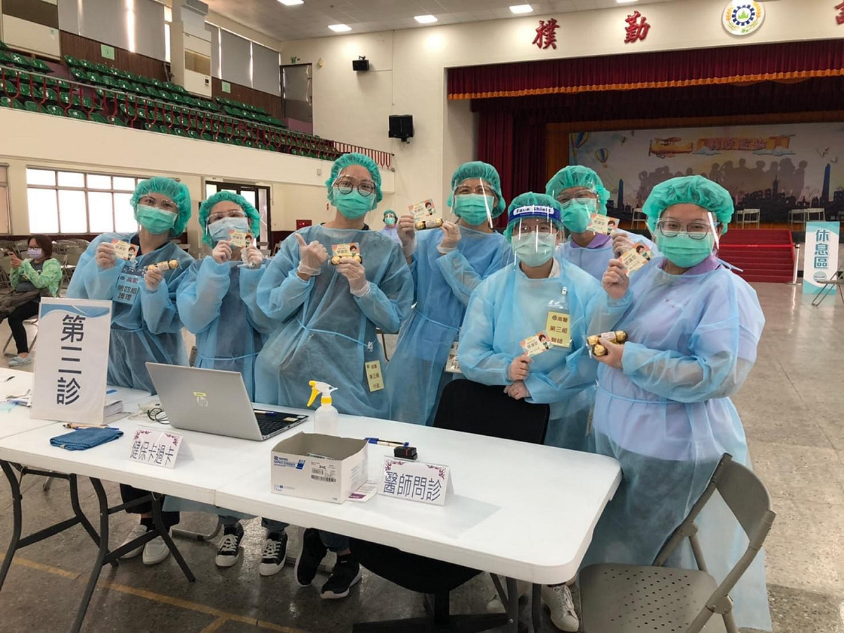 高雄市長陳其邁為感謝第一線醫護和防疫人員的辛勞，特別準備巧克力和小卡片。 圖：擷自陳其邁臉書