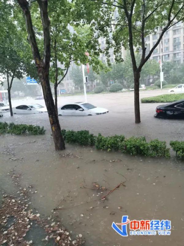 鄭州暴雨，街道變河流，許多車輛泡在水裡。 圖 : 翻攝自中新經緯
