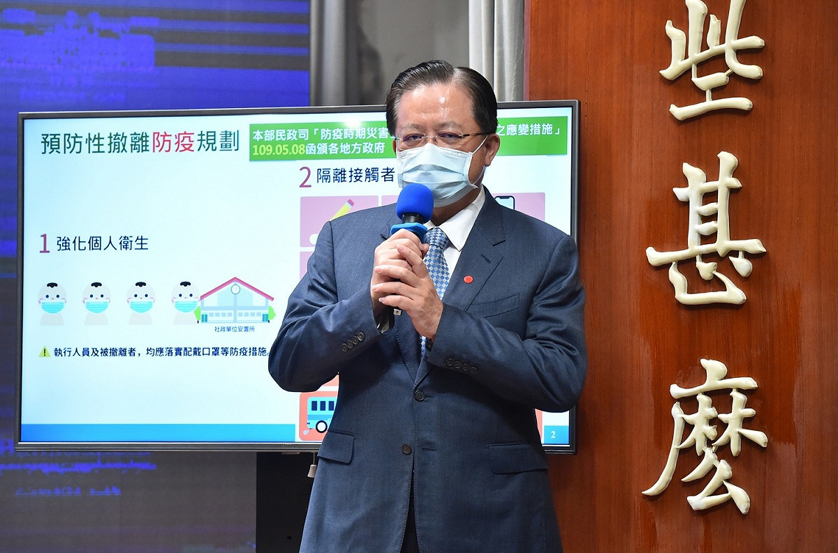 內政部消防署副署長蕭煥章說明防颱兼防疫措施。 圖：行政院提供