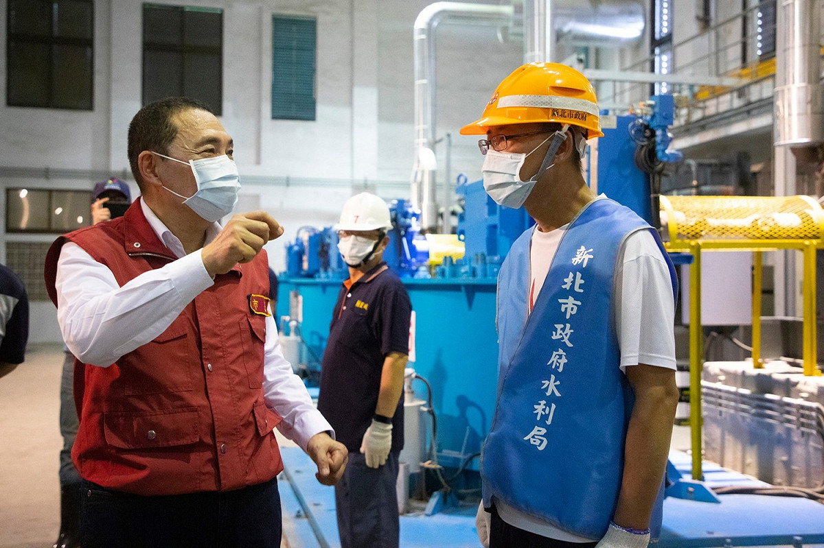 侯友宜視察土城抽水站視察抽水機組運作情形。 圖：新北市政府／提供