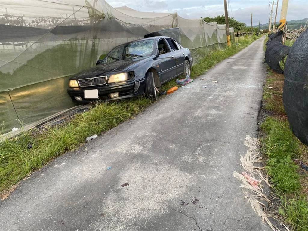 疑行竊電纜夫妻駕駛的黑色轎車。 圖：民眾提供