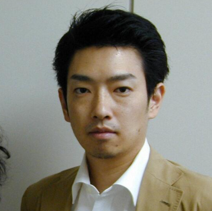 東京奧運會開幕式導演小林賢太郎在開幕前天遭解雇，原因是他的早期作品中有揶揄猶太人遭大屠殺的內容，受到社會各界批評。 圖：翻攝自環球網