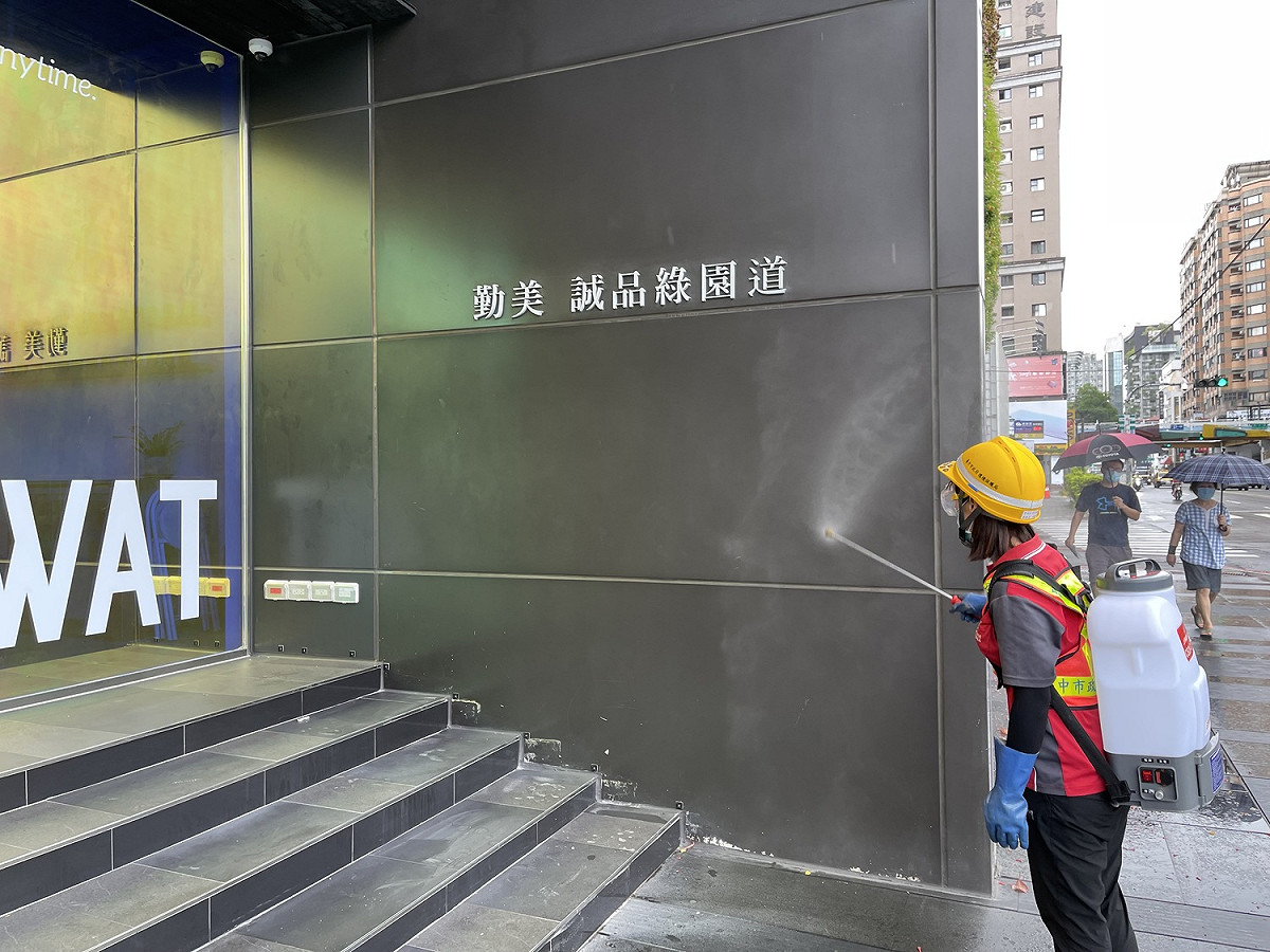 勤美誠品綠園道進行清消。 圖:台中市政府/提供