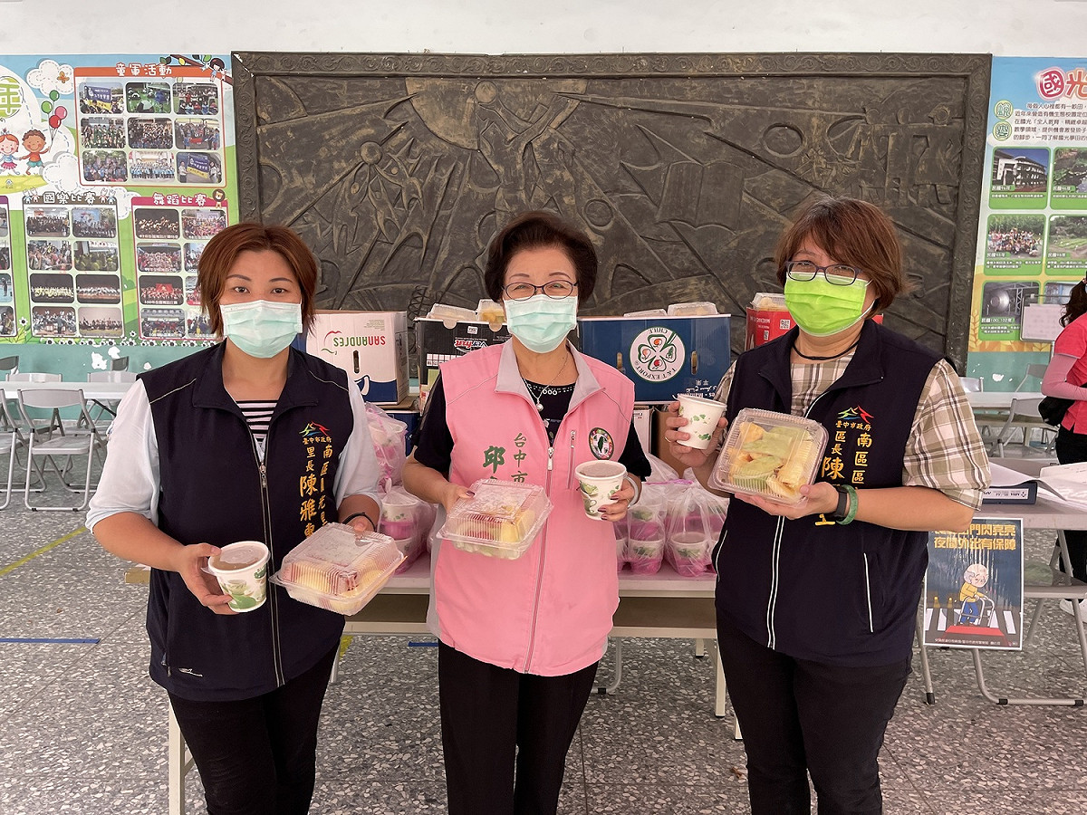 國光里長陳雅惠（左）、台中市議員邱素貞（中）首站到達設在南區國光國小國光堂快打站，由南區區長陳佩玉（右）代表接受。 市議員邱素貞/提供
