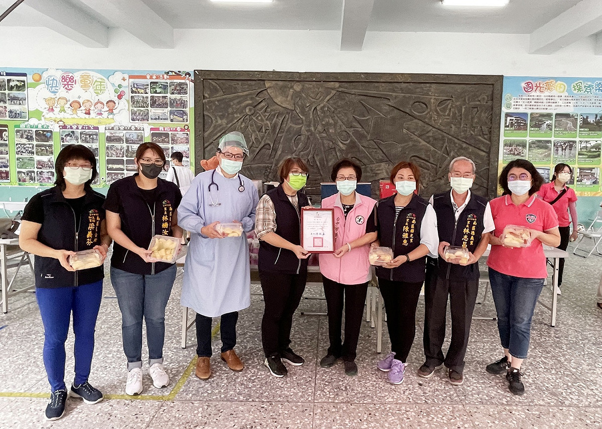 市議員邱素貞與國光里長陳雅惠準備180份綠豆湯與當季新鮮水果，分送到東、南區快打站，為醫護工作人員加油打氣，感謝他們的辛勞。 市議員邱素貞/提供