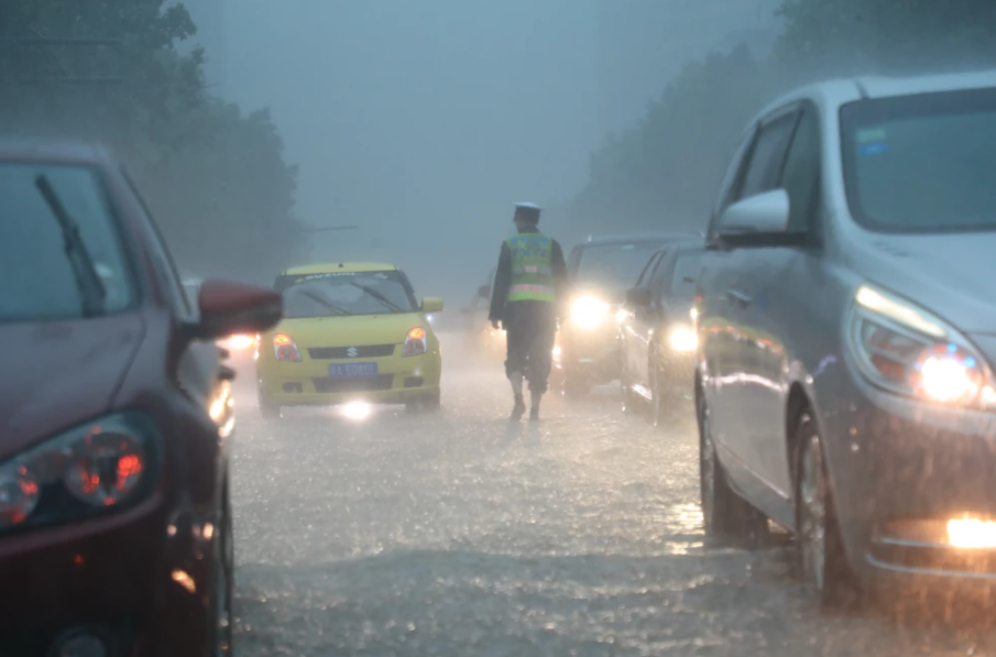鄭州在2021年7月20日於暴雨下疏導交通的交警。 圖：翻攝自視覺中國