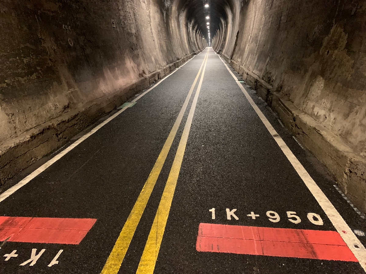 九號隧道壁體牆面及路面清洗完成面。 台中市觀旅局/提供